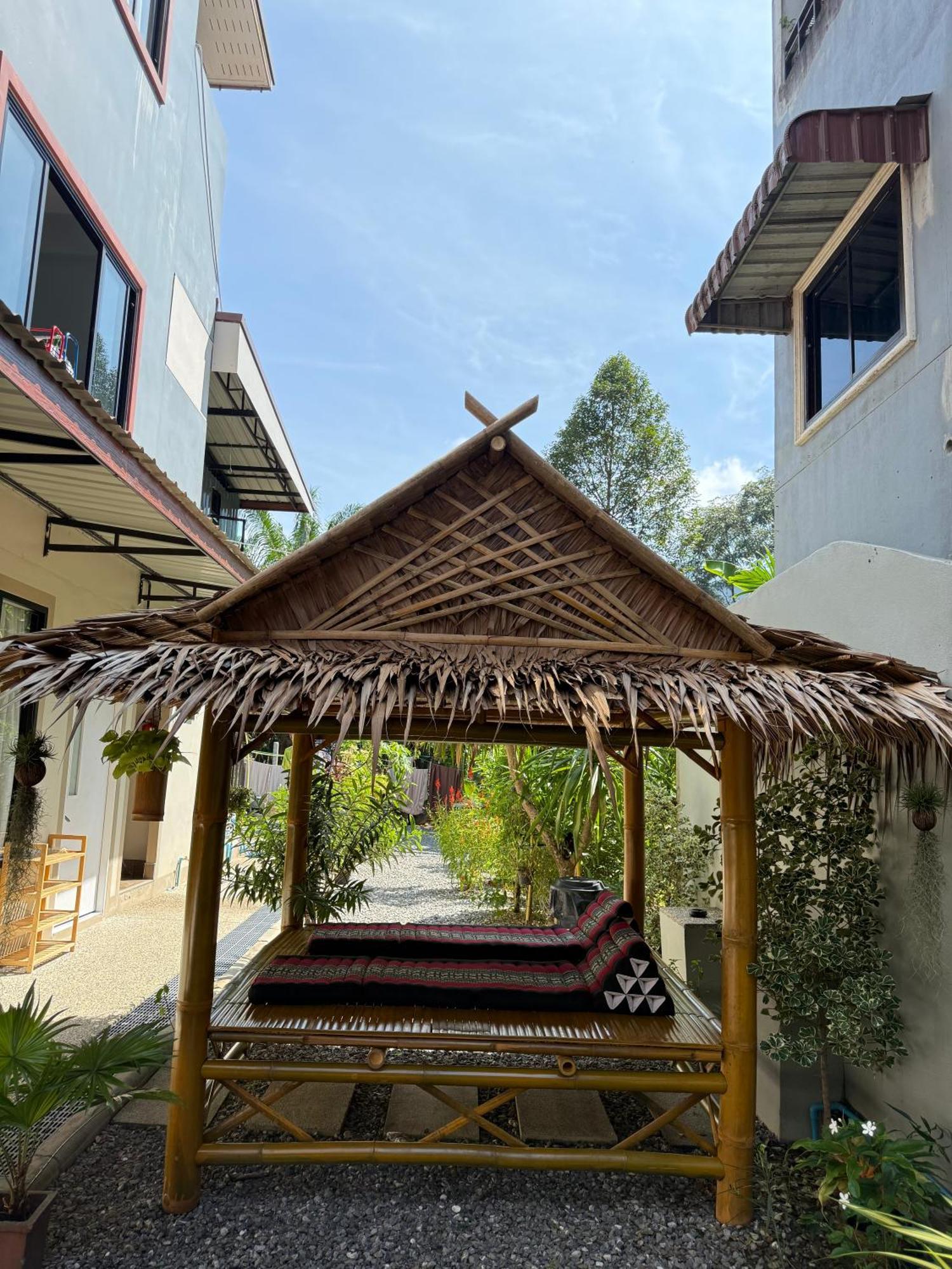 Flora Hostel Khaosok Khao Sok National Park Extérieur photo